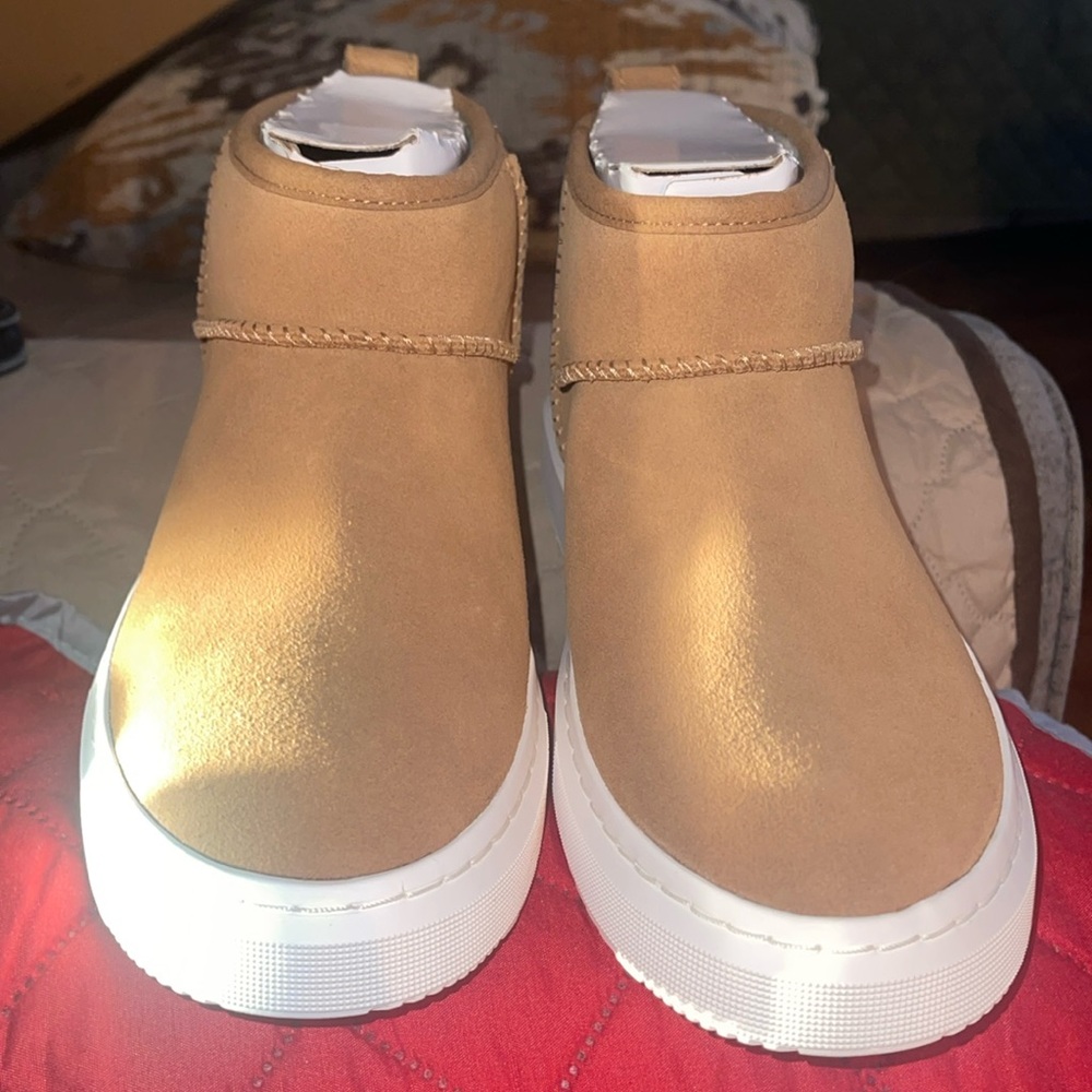 Ugg women Alameda mini boot 
Size 9 
Brand new with  box